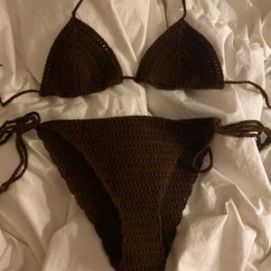 Virkad Bikini - Går att göra i vilken färg som helst även i flera färger, den på bilden är brun, går även att köpa delarna separat för 150kr per del, 300kr för båda. Ni står för frakten eller så går det att mötas i malmö! Kan göra A-E kupa och XS-L på underdelen