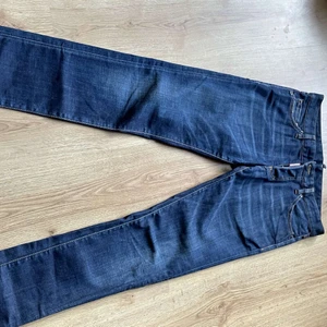 Desquared2 Jeans  - Det är ett par fina byxor som är i ett helt nytt skick. Färgen är mörk blå, vilket gör dem både snygga och moderna. Jag själv tycker dem är snygga men de passar tyvärr inte mig längre. De är långa och passar smala killar mer. 