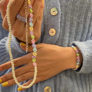 Smycken  - EMELIA smyckena blir bara allt fler och fler. Nu kan du köpa dessa färgglada smycken💚 Halsbandet 90kr Armbandet 75kr Frakt på 12kr tillkommer☺️