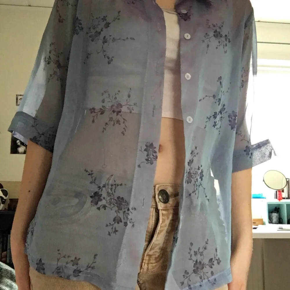 Väldigt unik ljuslila skjorta som skimrar i lila och rosa, med blommor och små glitterdetaljer. Knappt använd 🌸. Skjortor.