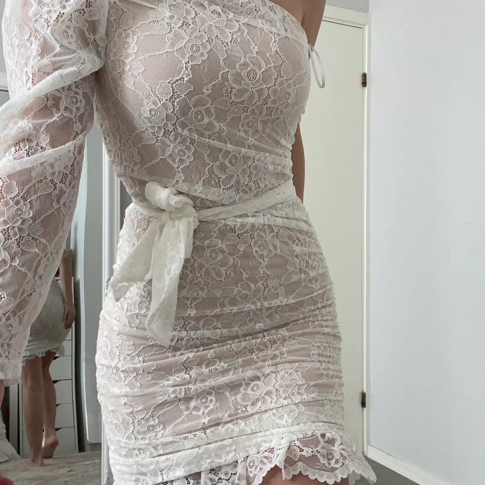 En vit/rosa klänning i spets från Gina tricot. Nyköpt: 799kr och säljer för 500kr eller påbud. I storlek XS - S. Klänningar.