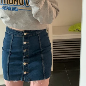 Jeanskjol  - En fin jeanskjol! Har inga skador eller fläckar! Den är superskön och verkligen den perfekta jeanskjolen! 🌸☀️