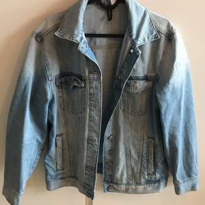 Jeans jacka från H&M                                            Storlek: 34                                                                            Nypris: 300 kr