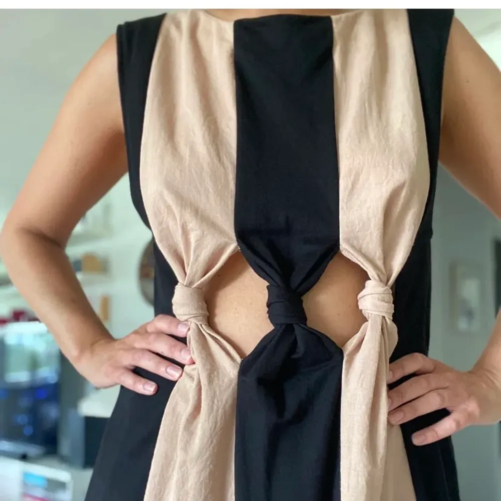 Klänning från Zara med cut outs mellan navel och bröst som är en så cool detalj om man gillar att visa magen.  Använd få gånger och i jättefint skick. FRAKT ÄR INKLUDERAT I PRISET ⚡️⚡️. Klänningar.