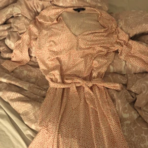 Klänning - Prickig klänning med knyte