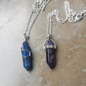 Sten halsband - Blå= Lapis Lazuli. Sägs förbättra den intellektuella förmågan 💙                                                                         Lila=SÅLD.                       