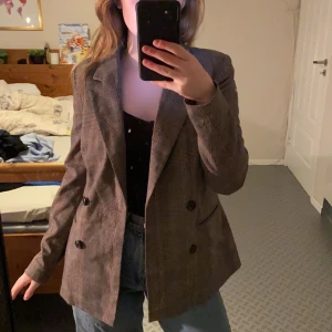 Kavaj - Säljer en helt oanvänd kavaj i storlek 34 från Vero Moda, köparen står för frakten😊