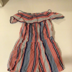 Söt one piece  - Gullig one piece perfekt till sommaren. Använd men i bra skick. Har även en liten volang längst upp😊 kommer även från H&M😊