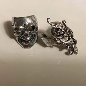 Earcuffs  - Säljer dessa två earcuffs! Det är alltså smycke man har lite längre upp på örat och man behöver inte ha riktiga hål. Men det fungerar också om man har det. 50kr/st! Köparen betalar för frakt. Om fler är intresserade blir det bud💕💕 Dödskallen är såld: