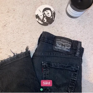 Lågmidjade Levis jeans - Säljer dessa supersnygga lågmidjade svarta Levis jeans! Passar bra på mig i längden om man är 170!snygga slitningar på fickorna! Bilderna är lånade från förra ägaren.