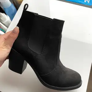 Säljer dessa klackar/boots ifrån HM. Använda EN gång och har bara legat i garderoben sen dess. Köparen står för frakt 💞