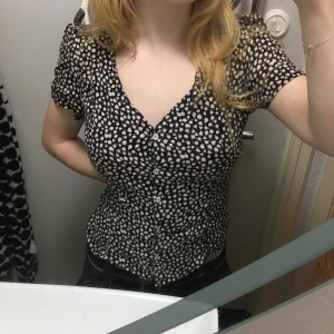 Blommig blus! - Fin blommig och luftig blus från mango i storlek s! 🌺 fint skick!