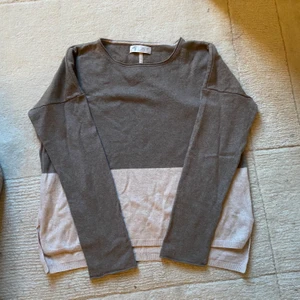 Kashmirtröja - Superhärlig 100% kashmirtröja, så härlig i vinter pga varm och skönt! Spårbar frakt tillkommer - 66kr😊