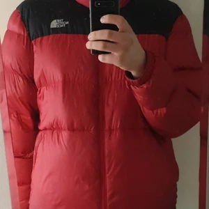 North Face Jacka (röd)  - Säljer min röda North Face jacka för att jag inte använder den tillräckligt. Köpt för 2 år sen men använd sparsamt. Är i bra skick!  Storlek: XXL 
