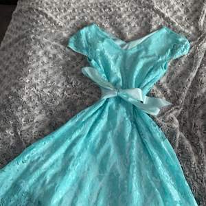 En jätte fin blå klänning som tyvärr har fått en fläck som ej går bort därav det billiga priset, köparen står för frakten 