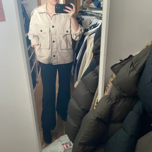 Snygg jacka  - Jätte fin jacka som aldrig är använd från hm ny pris 299