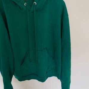 Säljer en grön hoodie från Weekday i storlek M. Oversized i modellen. Använd men fint skick! **BUDGIVNING PÅGÅR! Högsta bud: 90:-**