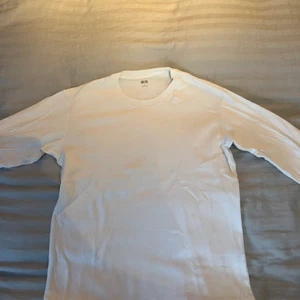 Vit Uniqlo Tröja  - Tröjan är använd endast ett fåtal gånger och är i mycket bra skick. Färgen är som enligt bilden vit. Storleken är S.
