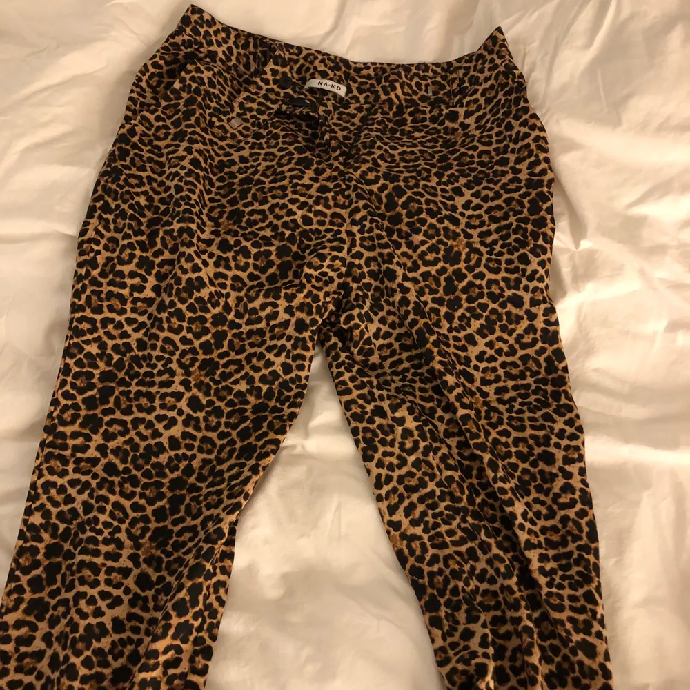 Leopardbyxor i kostymmodell. Tunnare material nästan som i silke/satin från Nakd 💘. Jeans & Byxor.