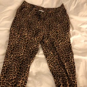 Leopardbyxor - Leopardbyxor i kostymmodell. Tunnare material nästan som i silke/satin från Nakd 💘