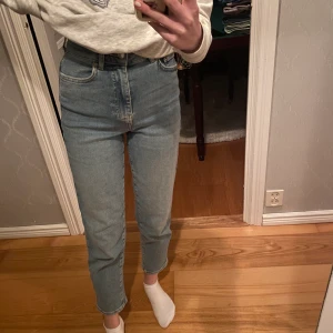 Mom jeans - Säljer dessa otroligt sköna högmidjade mom jeans från gina. Knappt använda då jag tycker dem e för korta för min smak, jag är 1,65cm💗 Nypris är 499kr och säljer dom för 250kr. 
