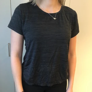 Träningströja  - Snygg basic träningströja som tyvärr har blivit för liten för mig. Inte använd många gånger. Köparen står för frakten. 
