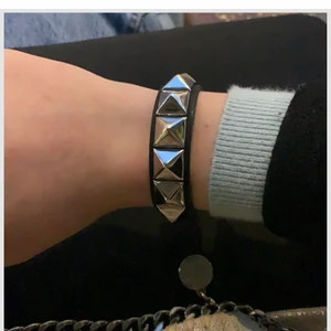 Nit armband - As ballt nitarmand. Aldrig andvänt. Inte från något speciellt märke,lite bredare än ett Valentino. hör av dig vid intresse!!! Buda privat avslutar budgivningen 25/2