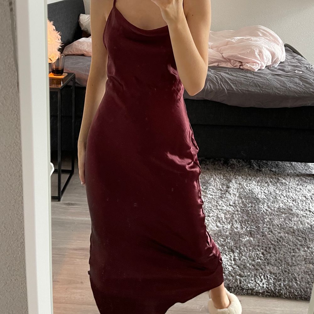 Fin satinklänning tänkt till bal men den blev aldrig av så där av säljer jag den här helt oanvänd med prislappen kvar, jätte fin och skön med knytning på ryggen. Är modellen petitte och man kan sjystera banden i ryggen beroende på hur spänt de ska va över byst och midja. Klänningar.