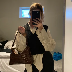 Väska  - Brun väska i krokodil mönster