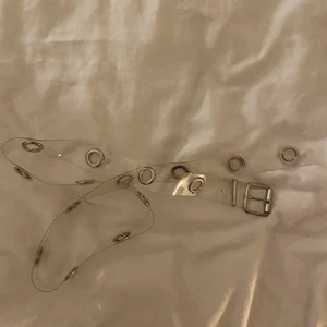 Genomskinligt skärp  - Snyggt genomskinligt skärp som passar alla storklekar. Köparen står för frakt!