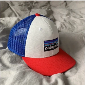 Pantagonia keps  - Säljer min Pantagoina keps, använd en gång och är i bra skick! Säljer den pga att den inte kommer till någon användning - köparen står för frakt!