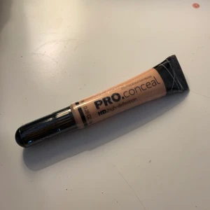 La girl pro concealer  - La girl pro concealer i färgen Classic Ivory, säljer då jag råkade köpa fel färg, självklart oöppnad med plasten kvar. Frakt ingår💕