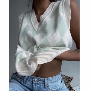 Väst - En fett snygg väst som är köpt på princess polly! Säljer pga inte riktigt min stil, endast provad🤍 Priset går att diskuteras (frakt ingår ej)🤍