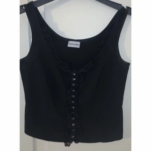 Corset top - Svart corset top med hooks stängning där framme. Nyskick/Använd en gång  Passar storlekarna M-L Kan mötas upp i Halmstad    Kan även skickas men köpare står för frakt