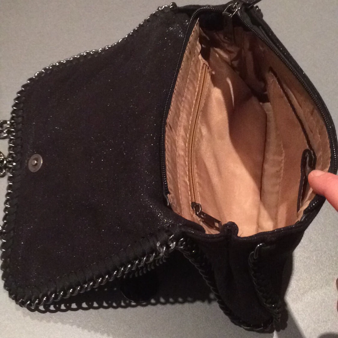 Handväska med kedja - 90