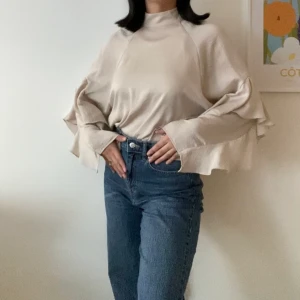 Ljus beige satin blus med volanger💛 - Sitter så charmigt på överkroppen. Volangerna rör sig med armarna, riktigt fin blus som tyvärr inte kommer till användning💛 Köpt på HM förra våren, använd en gång. 