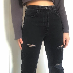 Nakd Jeans - Ett par snygga jeans i urtvättad svart färg. Köpta längesen från Nakd och är Endast använda 1 gång. ⚡️Köparen står för frakt⚡️
