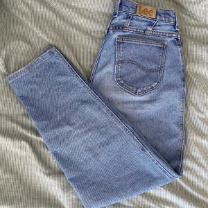 Vintage Lee Jeans - Älskar dessa vintage jeans som verkligen har den perfekta loose looken. De är högmidjade och midjan är 80 cm. Om du har några frågor eller vill se flera bilder är det bara att säga till 😊 #vintage