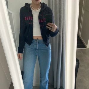 Zip hoodie - Marinblå zip hoodie med rosa detaljer från Hollister! Väldigt skönt material!! Köpt för ca 600 kr säljer för 100 + frakt🤍