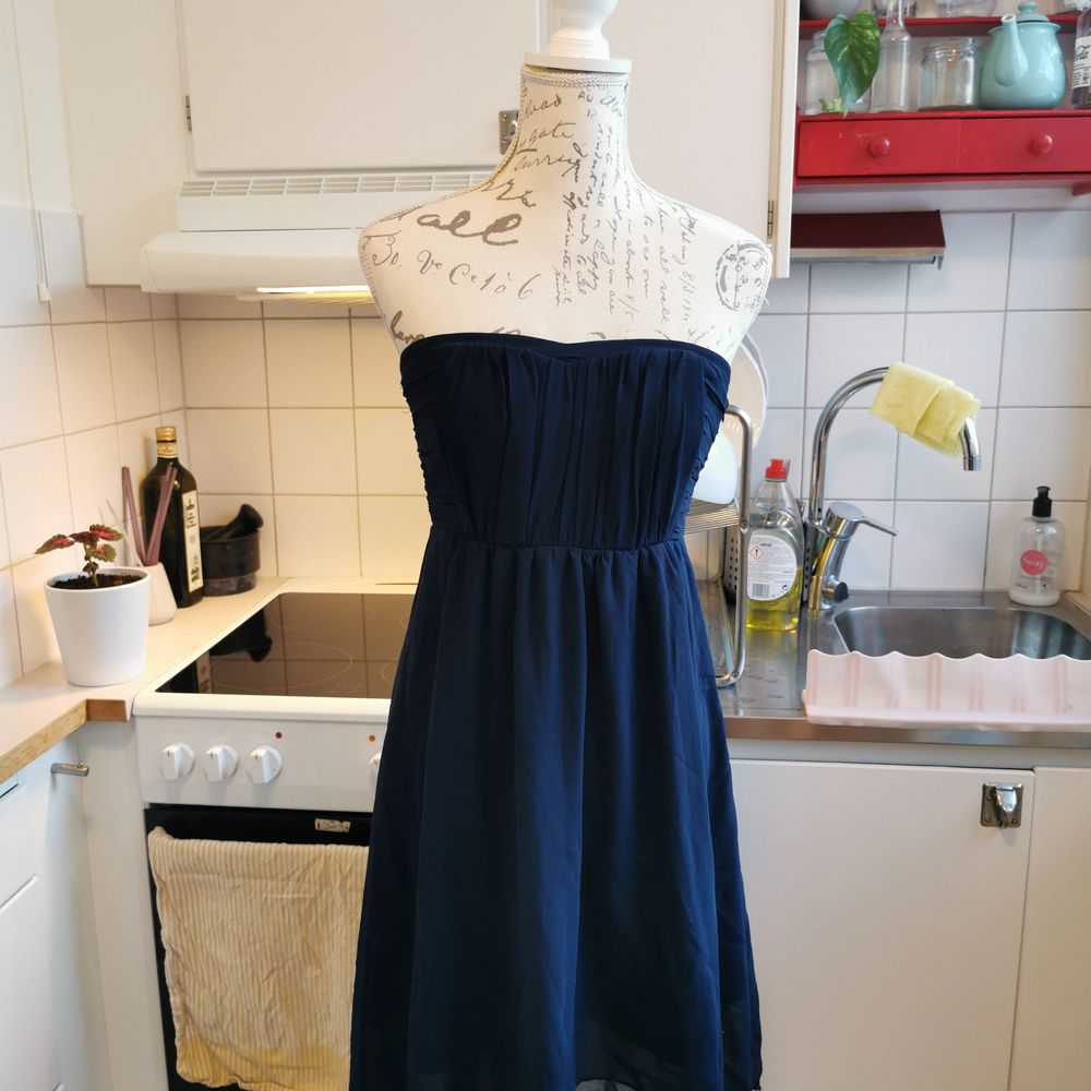 Fin, mörkblå klänning från Vila, XS | Plick Second Hand
