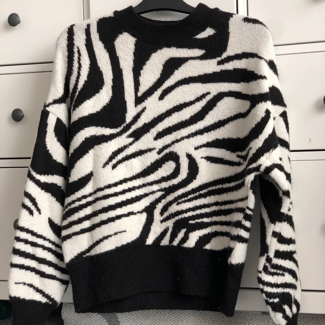 Stickad zebra tröja stolek M