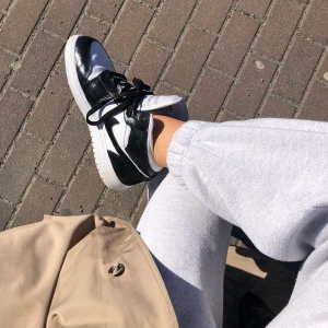 JORDANS 37,5 - Säljer ett par Jordans mid vit/svart! De köptes vita och sen målade jag de svarta partierna 🎹🎬⚽️🦨 Med skorna skickar jag även med svart sneakersfärg + ett överlack som ger den glansiga finishen! Lite smutsiga på sulan men blir fina om man tvättar dem! BUDGIVNING I KOMMENTARERNA💙 (utan frakt) Bud avslutas idag (21/2) kl 15:00! 