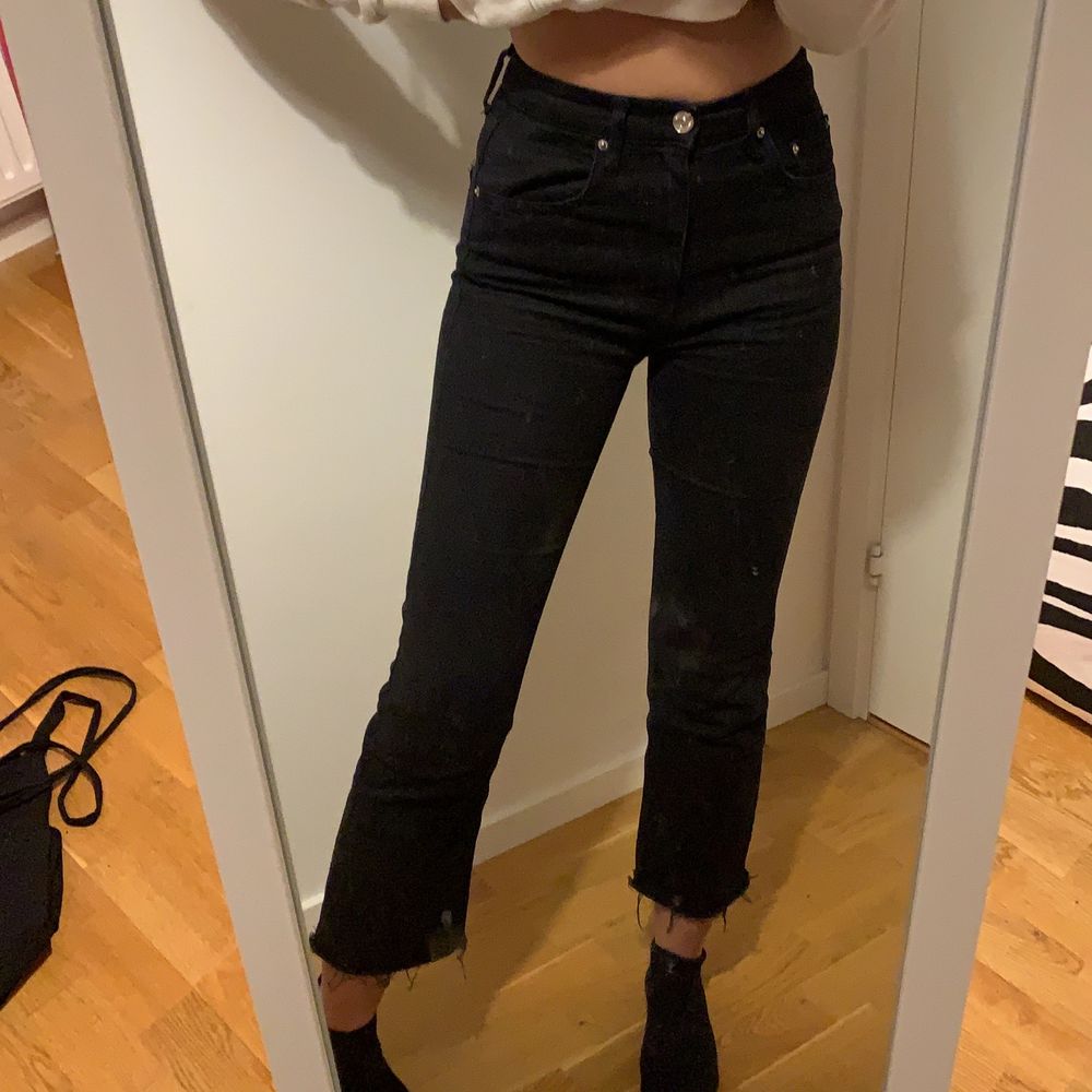 Jättefina svarta kickflare jeans från pull&bear. Använts en del men frf fint skick, färgen kanske bara blivit borttvättad lite men personligen tycker jag det är snyggare då! Enda ”dåliga” är att det finns en liten enkel vit fläck på vänstra låret, det syns dock knappt och jag har fortsatt använda byxorna trots ”fläcken”. Jag är 165cm och brukar använda 34/36.. Jeans & Byxor.
