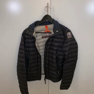 Parajumper jacka XS -  Dam jacka i storlek XS. Köpt på johnells i Örebro. Present så ej kvitto men definitivt äkta. Jättebra skick använd men bara en höst. Varm så funkar på våren, hösten samt vintern. Finns i Lindesberg, kan skickas men köparen står för frakten.