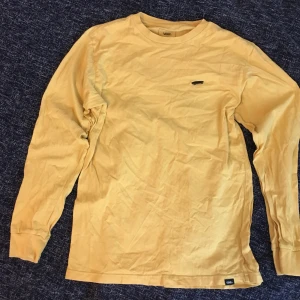 Vans longsleeve - Gul tröj från vans. Använd men i bra skick. Skriv för fler bilder