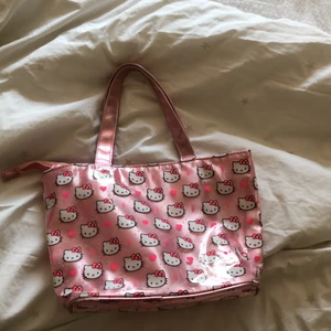 söt necessär/väska med hello kitty - hello kitty väska och necessär som jag har köpt second hand. jättesöt men kommer aldrig till användning! 