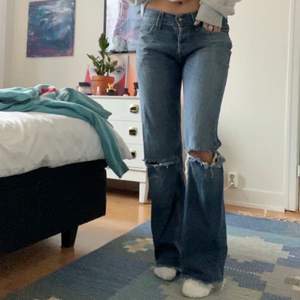 Lågmidjade Levis jeans i bootcut modell! Sitter bra på mig som vanligtvis har storlek s på jeans, längden är även bra på mig som är 168☺️ finns fler bilder