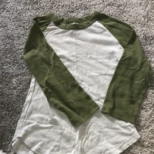 Olivgrön/grå baseballtröja - Sååå ball raglantröja med rundade sömmar längst ner för en smickrande figur 😍 sitter inte tight men figurnära 