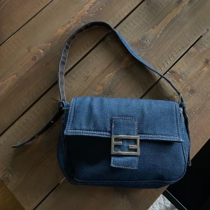 Fendi - Fendi inspirerad väska köpt på Plick förra året. Sparsamt använd, köptes för 500 💞 HÖGSTA BUD: 280 kr + frakt, bud måste öka med minst 10 kr 