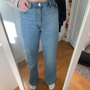 Säljer mina blåa wide leg jeans ifrån Monki, i modellen YOKO. Använda men i bra skick. Storlek 26 och perfekt längd på mig som är 167cm